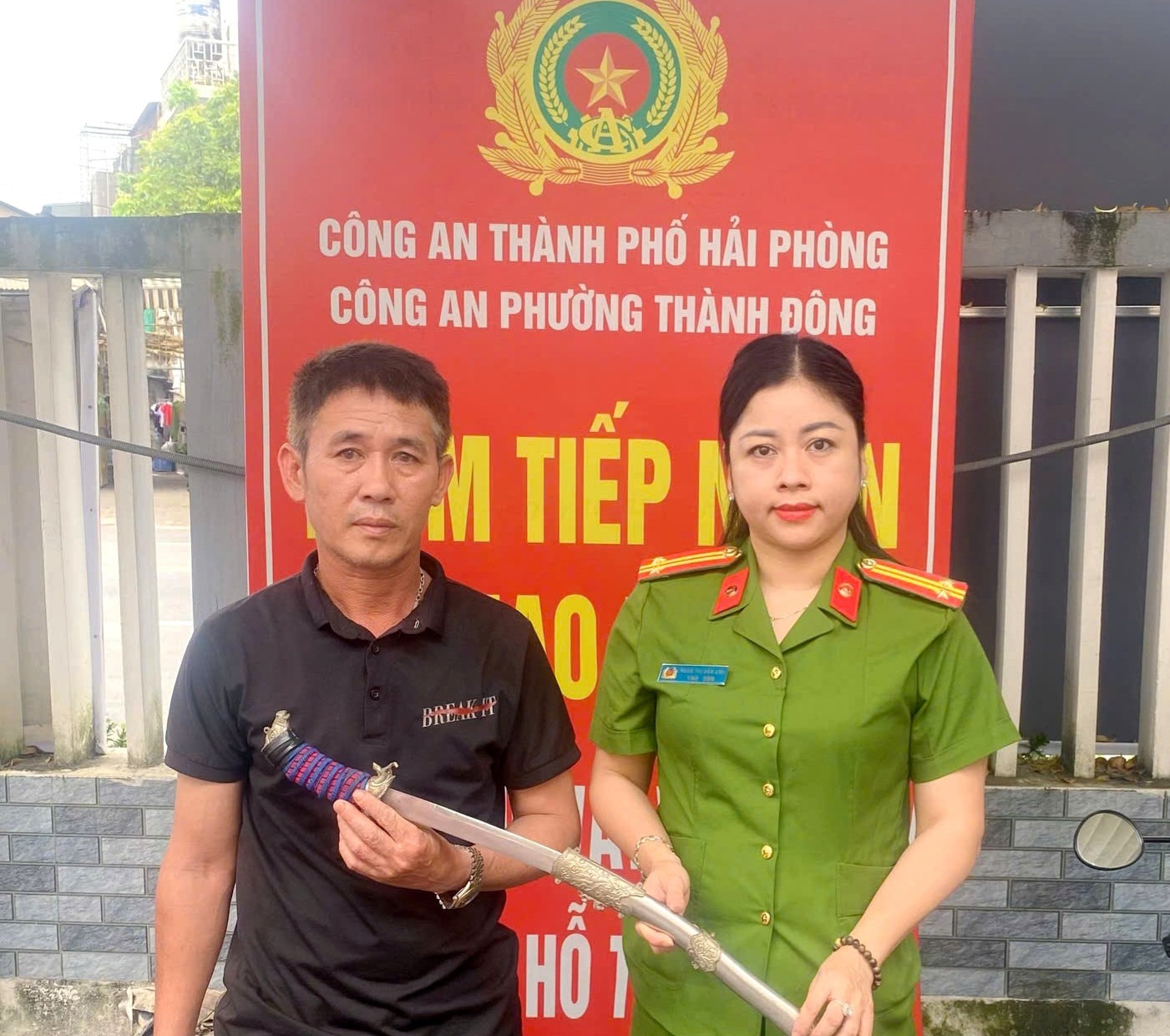 Công an phường Thành Đông: Tiếp nhận vũ khí thô sơ do người dân giao nộp